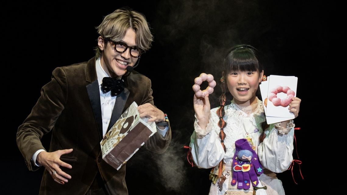 マジシャンのパフォーマンスの様子